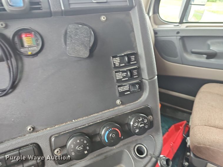 image for item EJ5476 2014 Freightliner Cascadia 125 semi truck