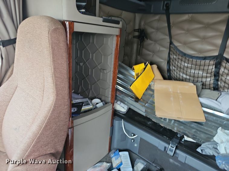 image for item EJ5476 2014 Freightliner Cascadia 125 semi truck