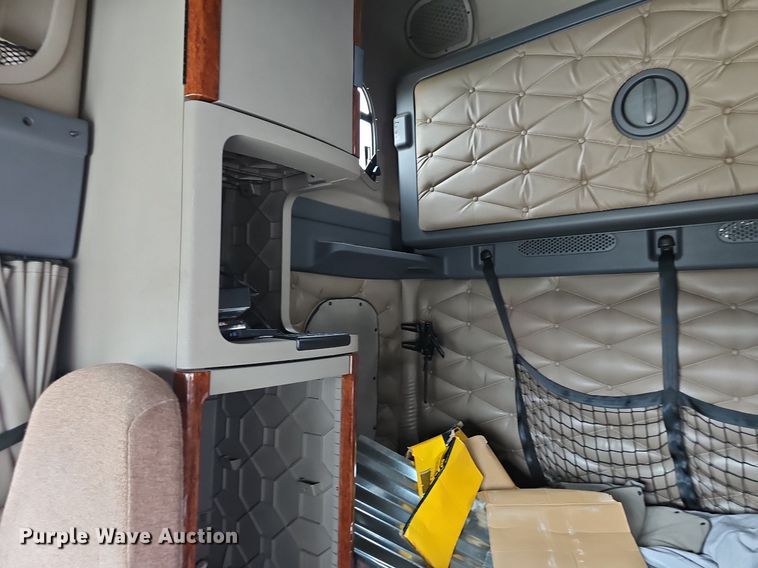 image for item EJ5476 2014 Freightliner Cascadia 125 semi truck