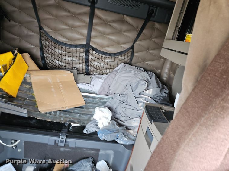 image for item EJ5476 2014 Freightliner Cascadia 125 semi truck