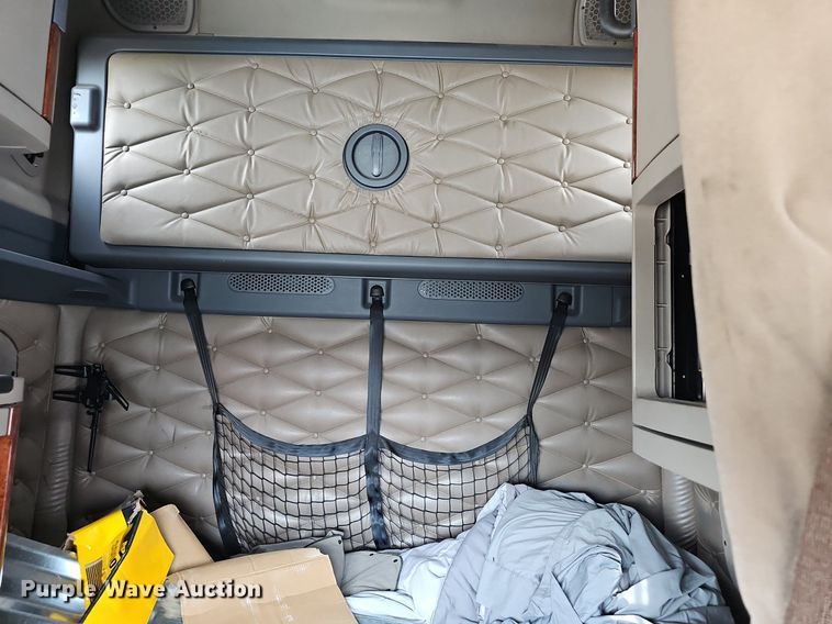 image for item EJ5476 2014 Freightliner Cascadia 125 semi truck