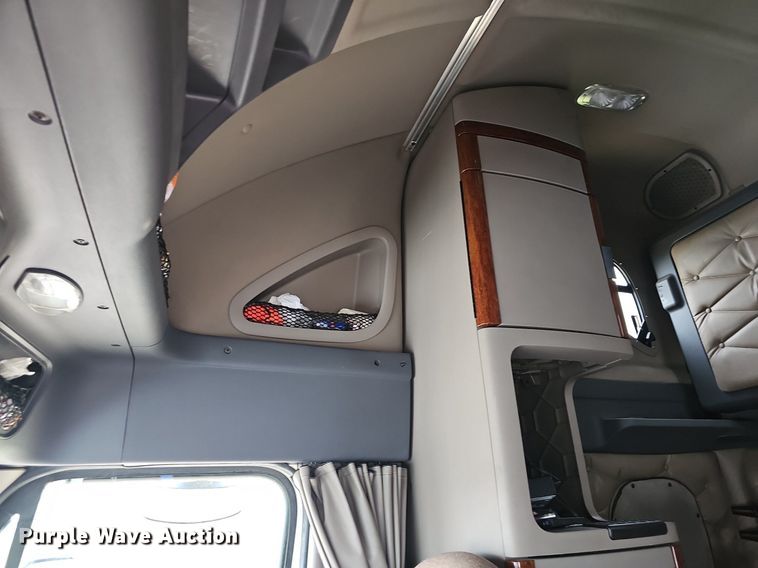 image for item EJ5476 2014 Freightliner Cascadia 125 semi truck