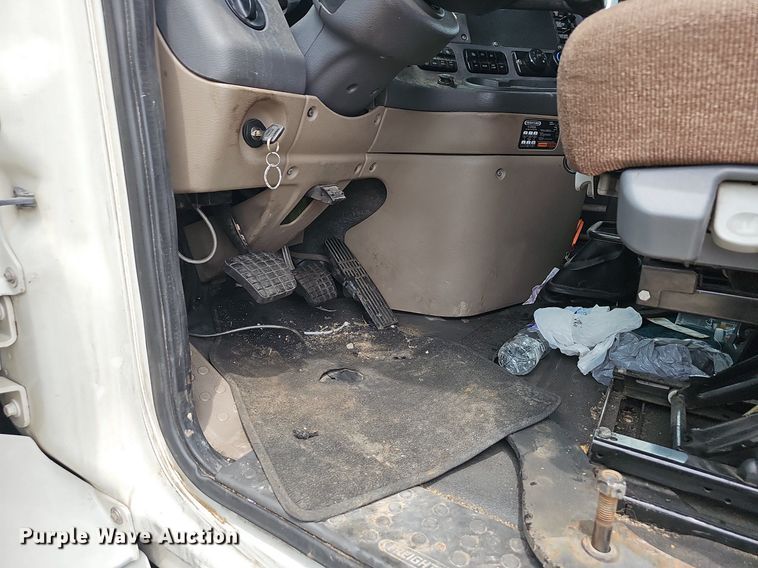 image for item EJ5476 2014 Freightliner Cascadia 125 semi truck