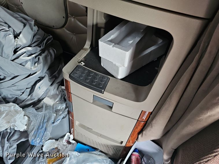 image for item EJ5476 2014 Freightliner Cascadia 125 semi truck