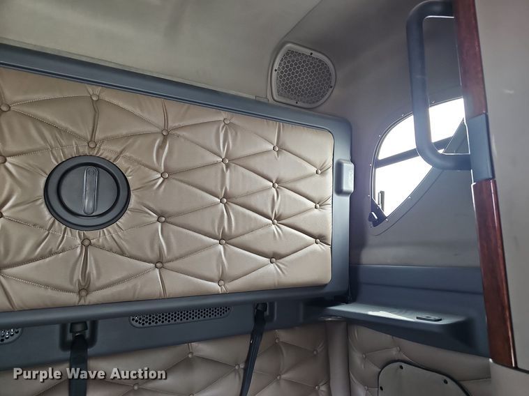 image for item EJ5476 2014 Freightliner Cascadia 125 semi truck