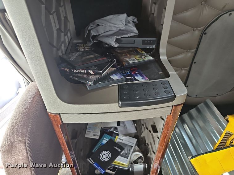 image for item EJ5476 2014 Freightliner Cascadia 125 semi truck