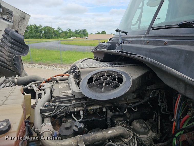 image for item EJ5476 2014 Freightliner Cascadia 125 semi truck