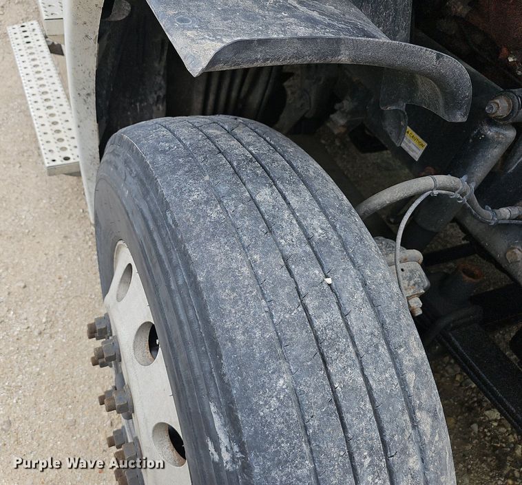 image for item EJ5476 2014 Freightliner Cascadia 125 semi truck