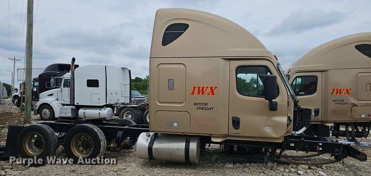 image for item EJ5477 2016 Freightliner Cascadia 125 semi truck