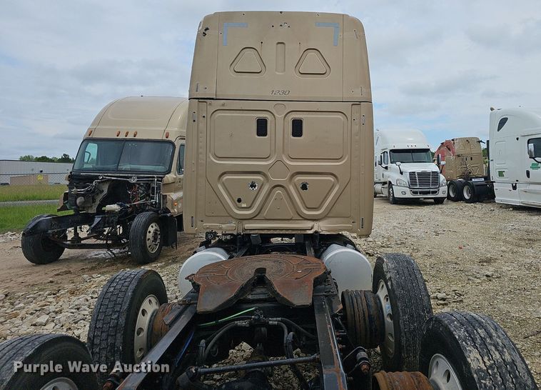 image for item EJ5477 2016 Freightliner Cascadia 125 semi truck