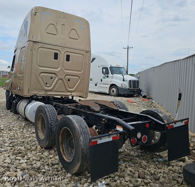 image for item EJ5477 2016 Freightliner Cascadia 125 semi truck