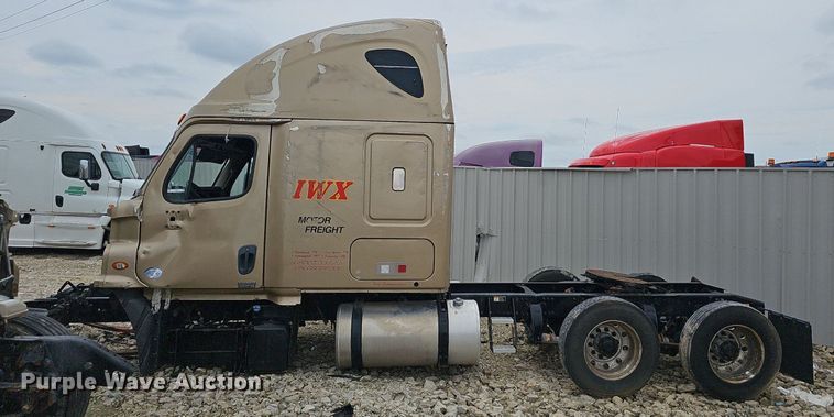 image for item EJ5477 2016 Freightliner Cascadia 125 semi truck