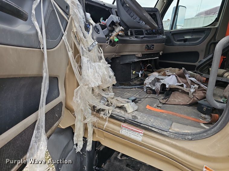 image for item EJ5477 2016 Freightliner Cascadia 125 semi truck