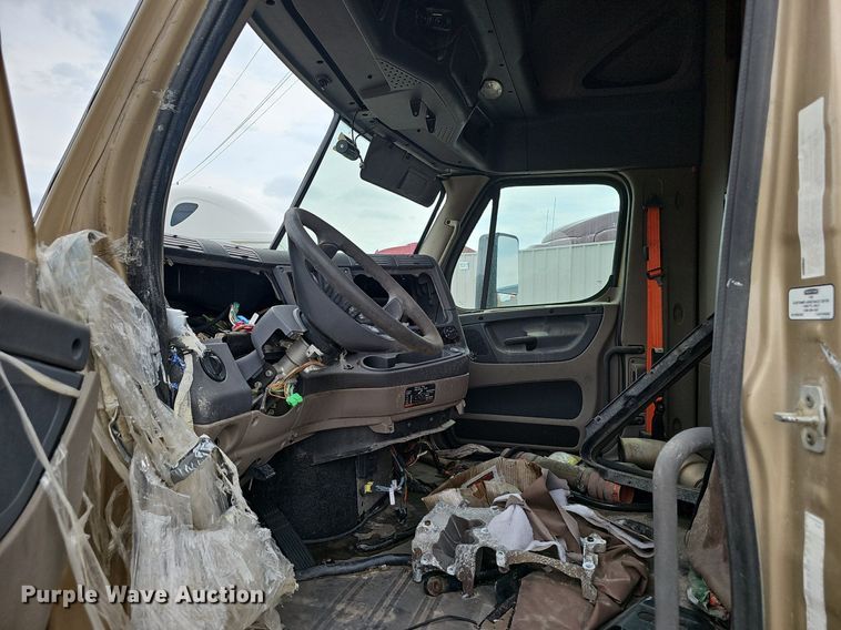 image for item EJ5477 2016 Freightliner Cascadia 125 semi truck