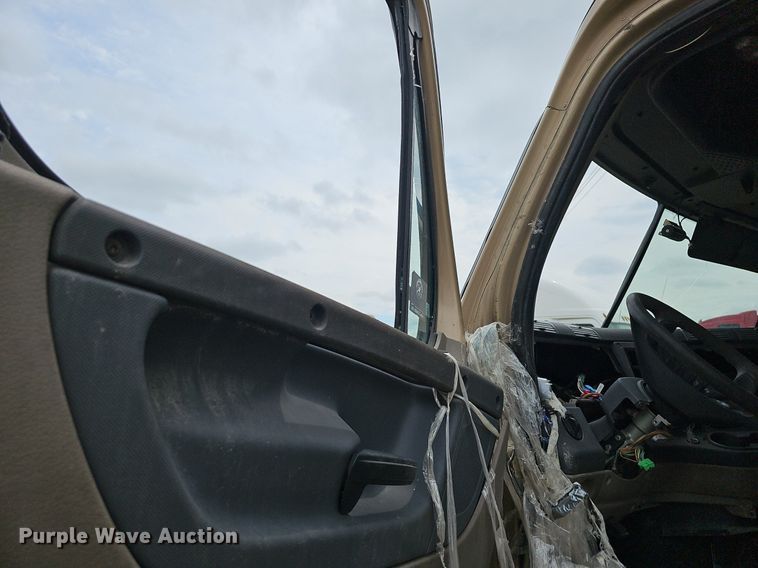 image for item EJ5477 2016 Freightliner Cascadia 125 semi truck