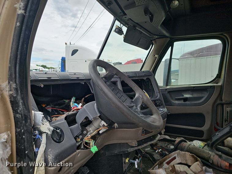 image for item EJ5477 2016 Freightliner Cascadia 125 semi truck