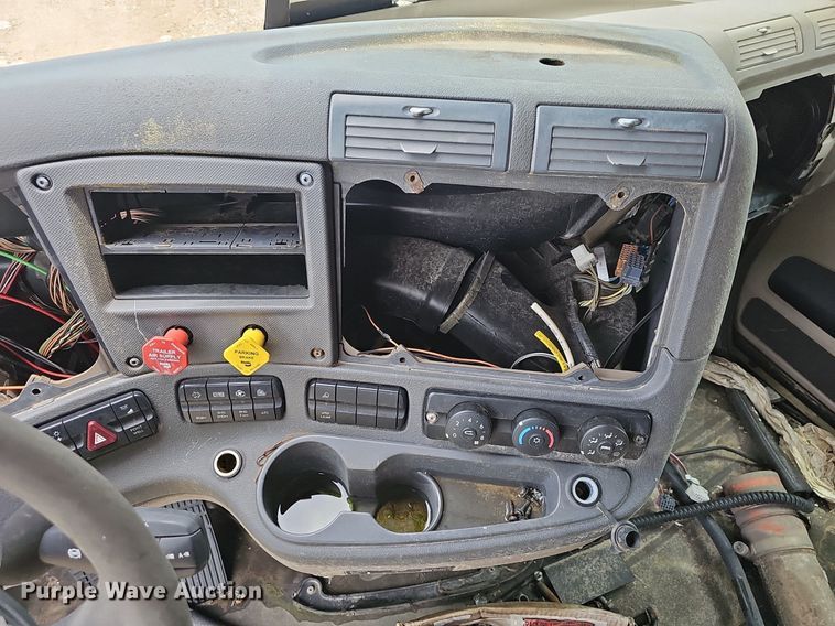 image for item EJ5477 2016 Freightliner Cascadia 125 semi truck