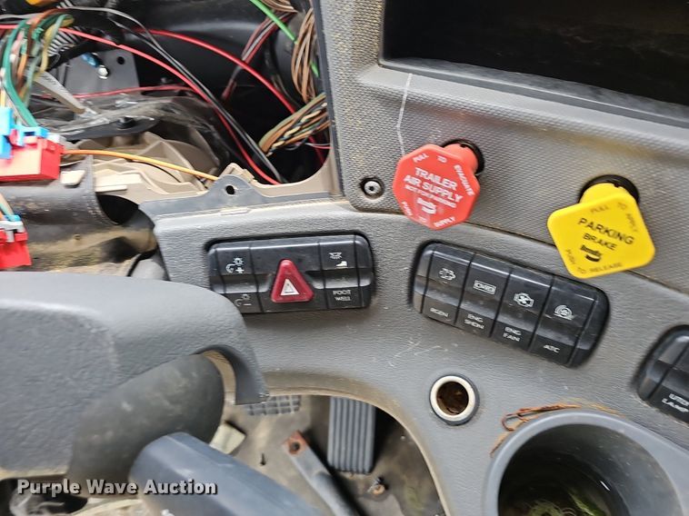 image for item EJ5477 2016 Freightliner Cascadia 125 semi truck