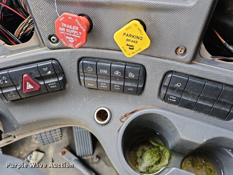 image for item EJ5477 2016 Freightliner Cascadia 125 semi truck