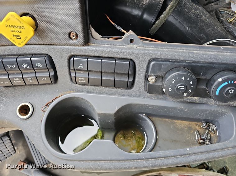 image for item EJ5477 2016 Freightliner Cascadia 125 semi truck