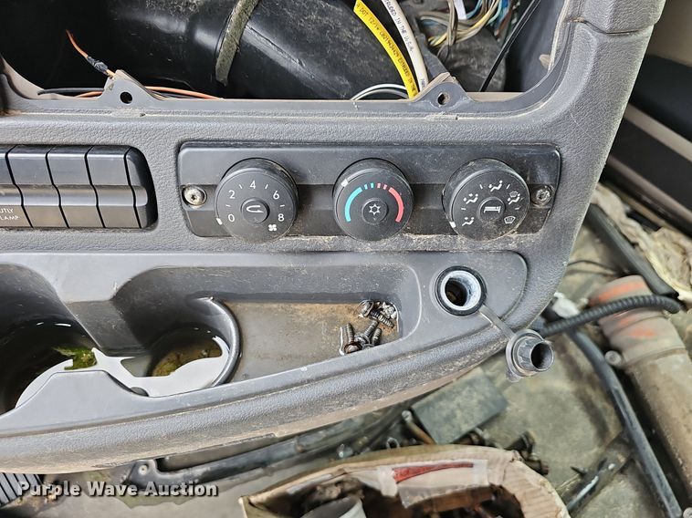 image for item EJ5477 2016 Freightliner Cascadia 125 semi truck