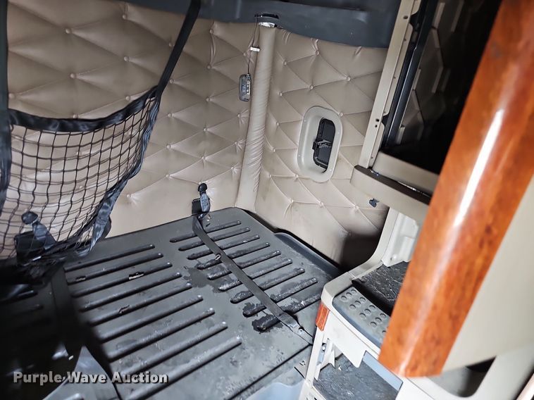 image for item EJ5477 2016 Freightliner Cascadia 125 semi truck