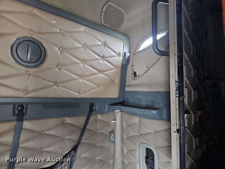 image for item EJ5477 2016 Freightliner Cascadia 125 semi truck