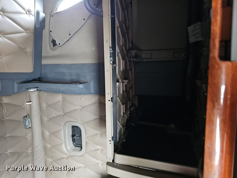 image for item EJ5477 2016 Freightliner Cascadia 125 semi truck