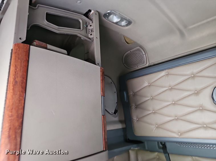 image for item EJ5477 2016 Freightliner Cascadia 125 semi truck