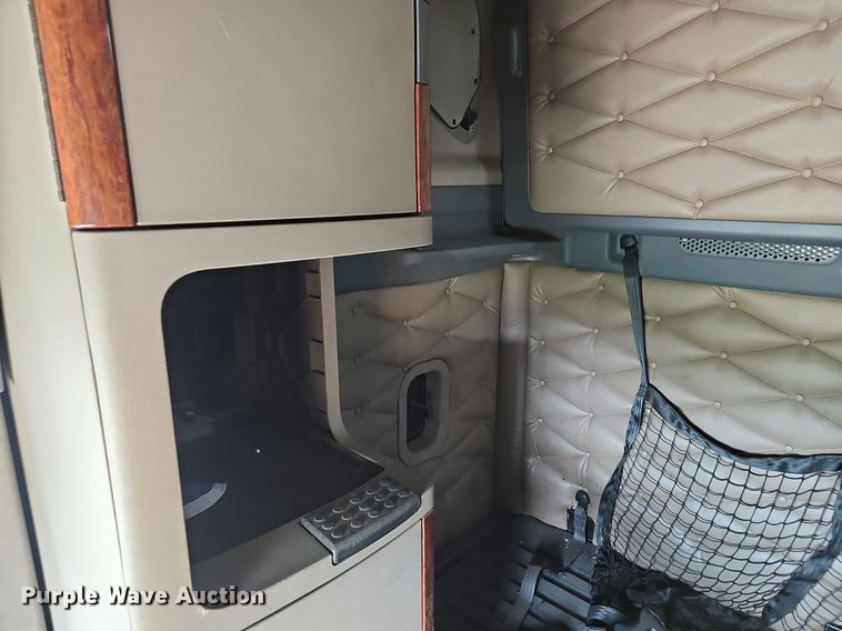 image for item EJ5477 2016 Freightliner Cascadia 125 semi truck