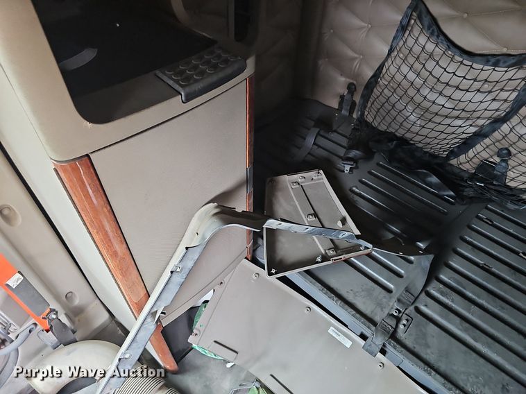 image for item EJ5477 2016 Freightliner Cascadia 125 semi truck