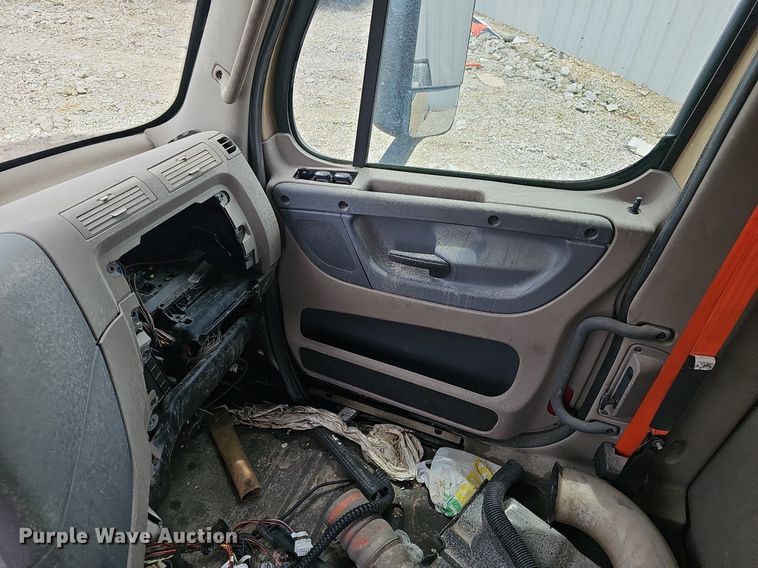 image for item EJ5477 2016 Freightliner Cascadia 125 semi truck