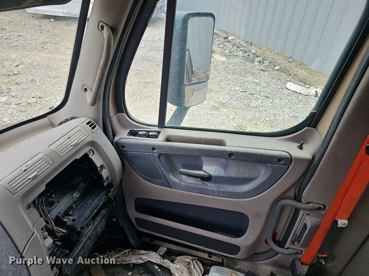 image for item EJ5477 2016 Freightliner Cascadia 125 semi truck