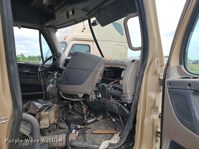 image for item EJ5477 2016 Freightliner Cascadia 125 semi truck