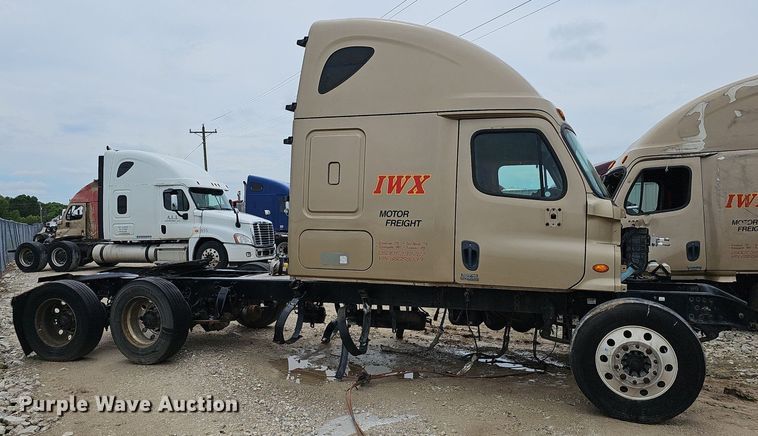 image for item EJ5478 2016 Freightliner Cascadia 125 semi truck