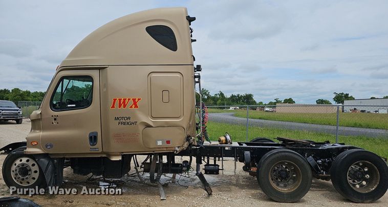 image for item EJ5478 2016 Freightliner Cascadia 125 semi truck