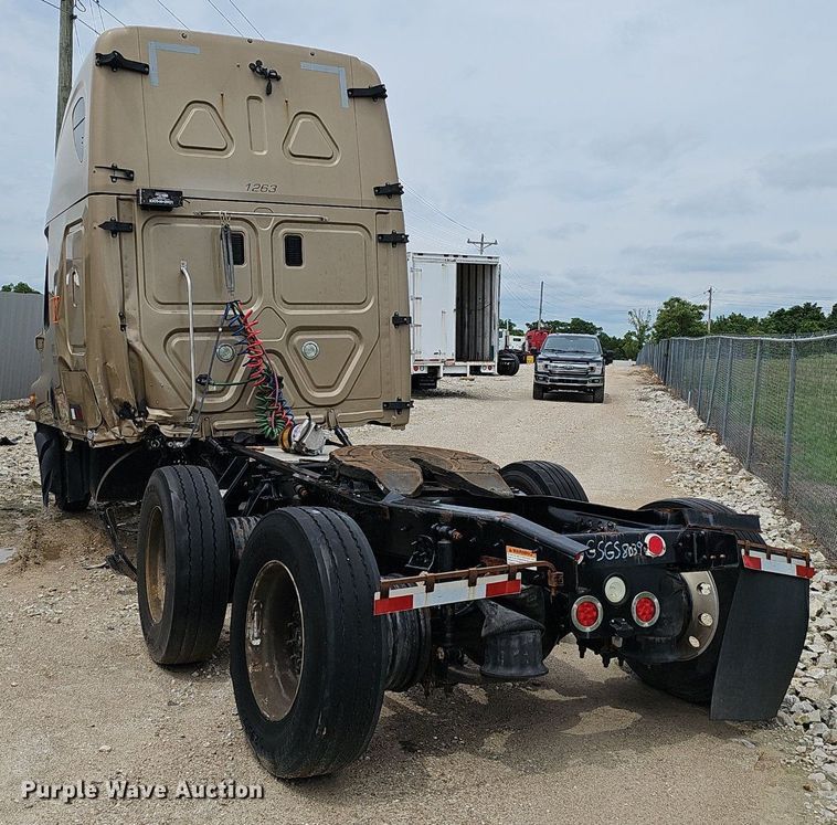 image for item EJ5478 2016 Freightliner Cascadia 125 semi truck