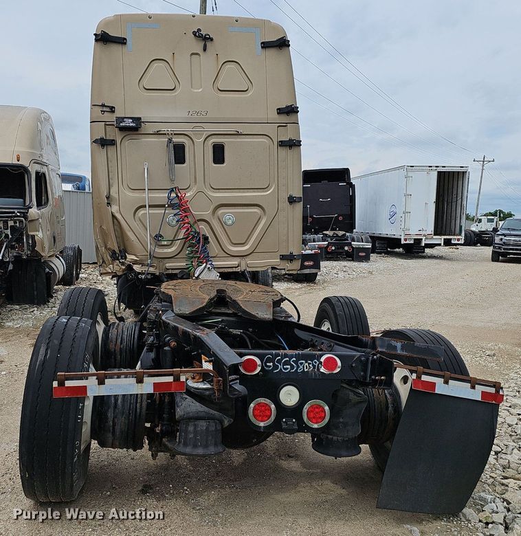 image for item EJ5478 2016 Freightliner Cascadia 125 semi truck