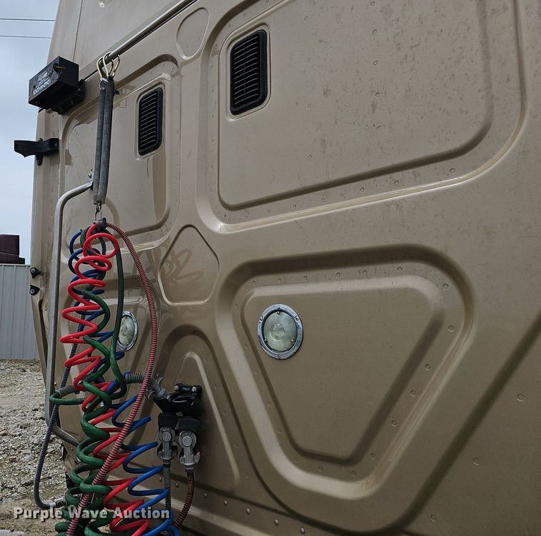 image for item EJ5478 2016 Freightliner Cascadia 125 semi truck