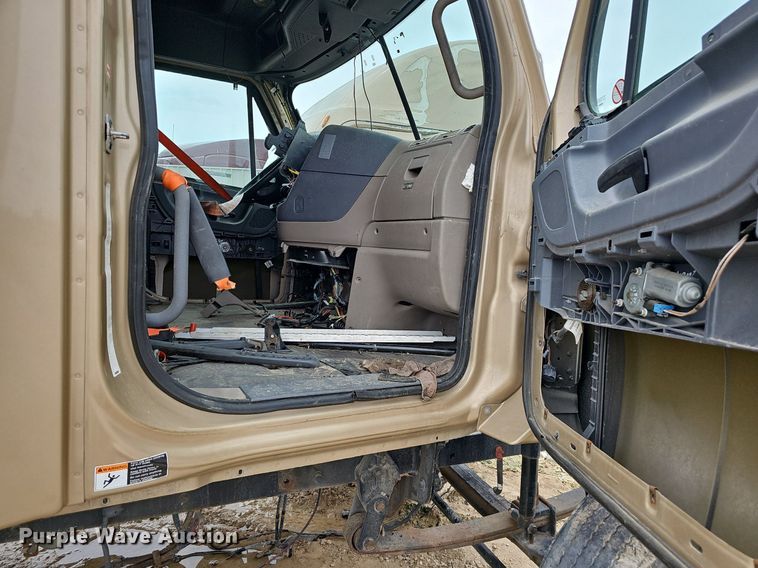 image for item EJ5478 2016 Freightliner Cascadia 125 semi truck