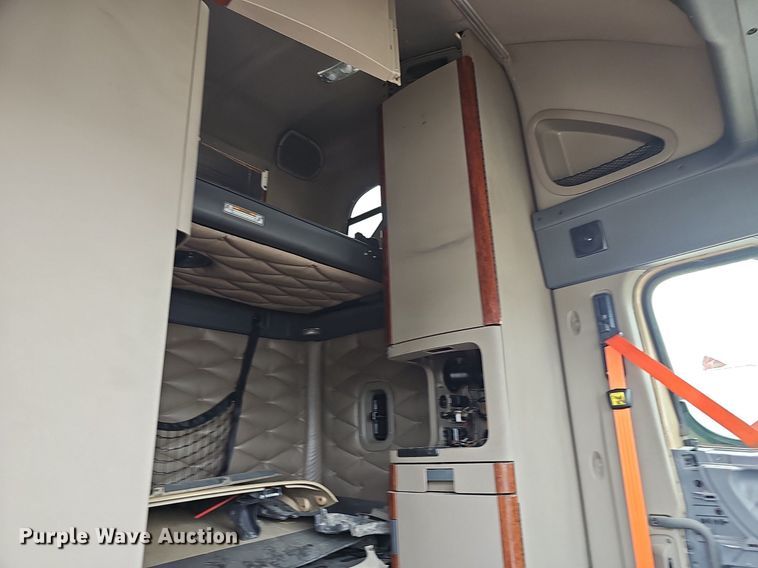 image for item EJ5478 2016 Freightliner Cascadia 125 semi truck