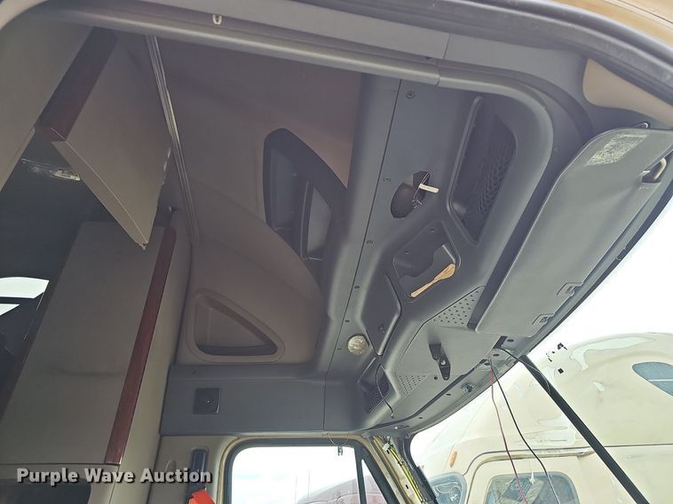 image for item EJ5478 2016 Freightliner Cascadia 125 semi truck