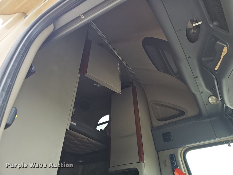 image for item EJ5478 2016 Freightliner Cascadia 125 semi truck