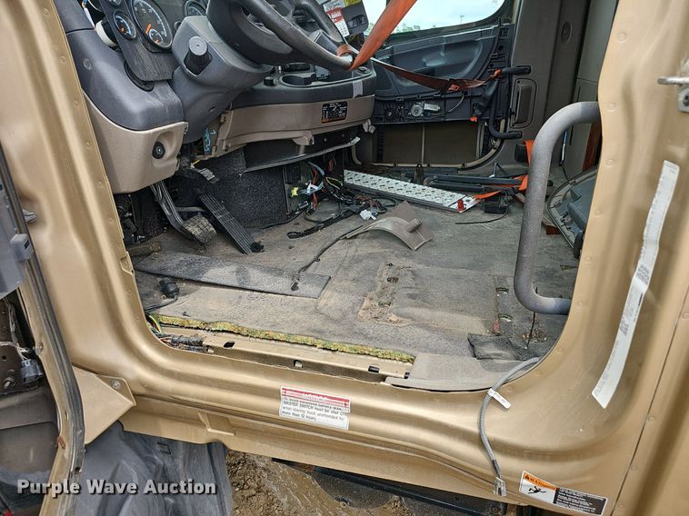 image for item EJ5478 2016 Freightliner Cascadia 125 semi truck