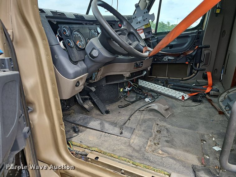 image for item EJ5478 2016 Freightliner Cascadia 125 semi truck