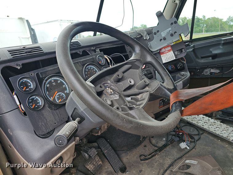 image for item EJ5478 2016 Freightliner Cascadia 125 semi truck