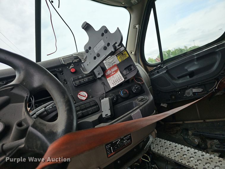 image for item EJ5478 2016 Freightliner Cascadia 125 semi truck