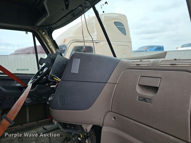 image for item EJ5478 2016 Freightliner Cascadia 125 semi truck