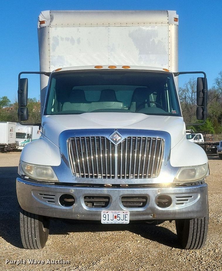 image for item EJ7906 2006 International 4300 box truck