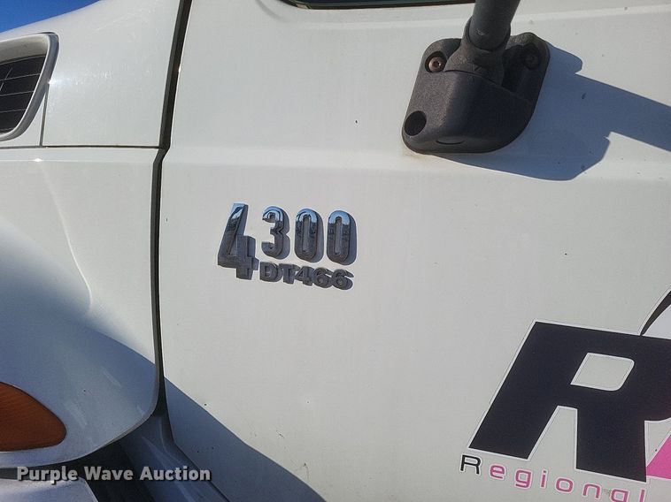 image for item EJ7906 2006 International 4300 box truck